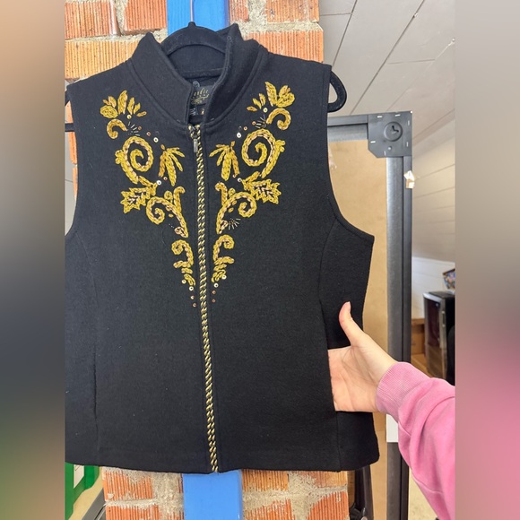 Icelandic Design Wool Embroidered Vest - Picture 4 of 6